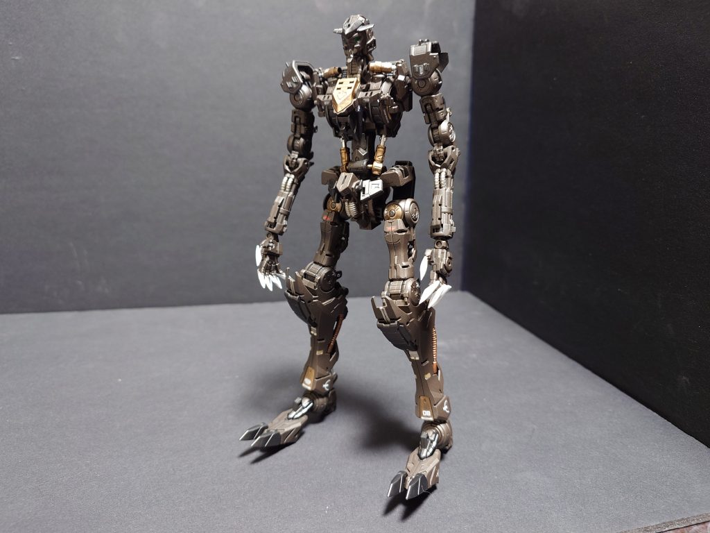 まずはフレームからカラーリングに関してはカラーガイドを参考にしつつメタリック系の塗料を調色して塗ってます。