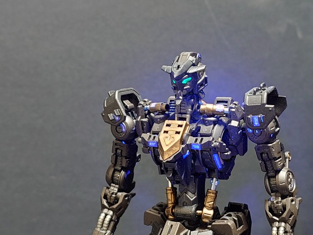 カメラアイは裏側に蛍光グリーンを塗っているので発光します。