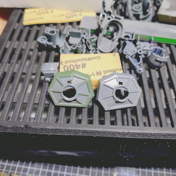 新年早々プラモを作成し始めました。まずは、全体の基本的な処理を行っていきます。面の処理とスジボリの掘り直し、パーティングラインを消したり、合わせ目の処理を行ったりと基本的な処理を行っていきます。GQ系の作品は、ほかのHGと比べるとモールドやパーツが細かいため、掘りなおすスジボリや面の処理が多くて大変ですね。しかし、これをやらないと完成した時に見た目がダルくなってしまうので、全体に丁寧にやっていくしかありません。（2枚目）