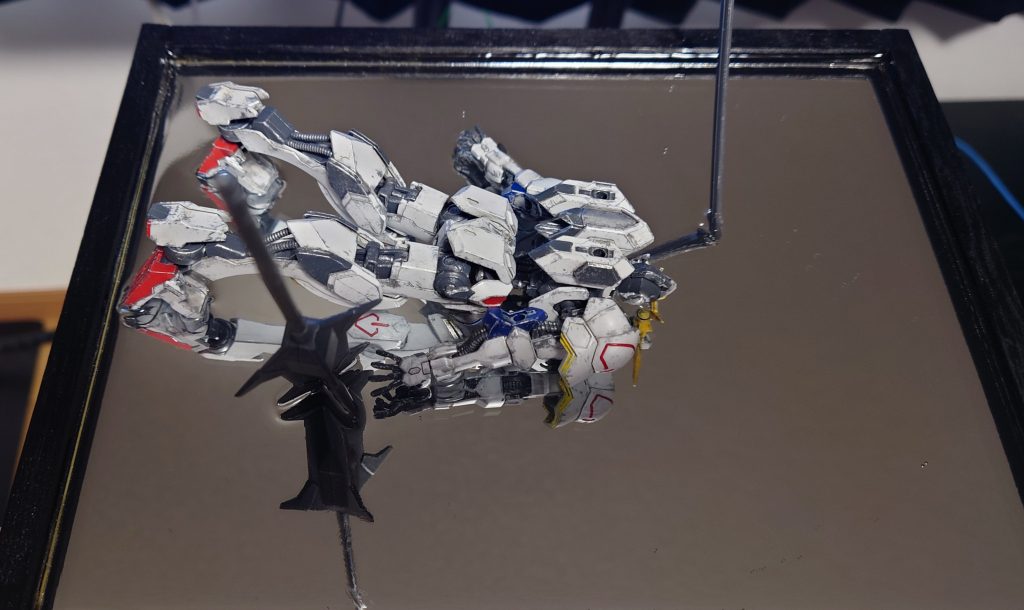 底面はフツーに鏡です。あ、汚し塗装ヘタクソでサーセンｗｗｗいや、これでも試行錯誤して何回かやり直したりしているので、そこは汲んで欲しい(zaku-kao3)下地を拭いて、その上に白拭いて、その白をペリペリ剝がすやり方だと自分が思い描いていたモノに近かったかも。