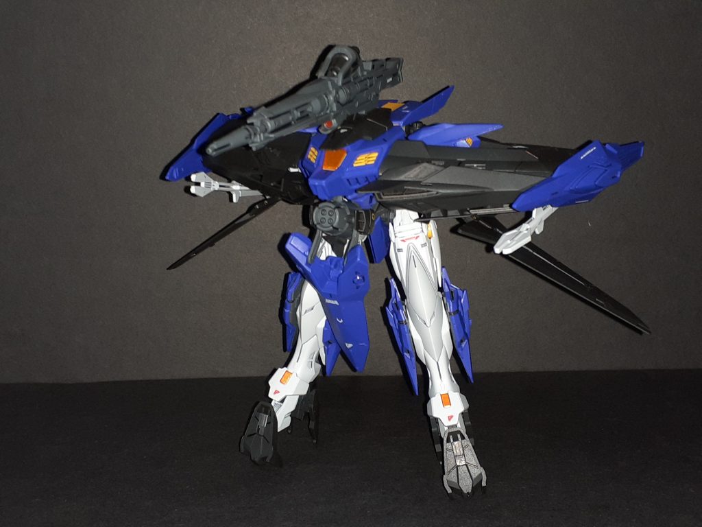 シールドスパイクがバスターメガ粒子砲になりその発射の安定性を高めるというビグザムモード、じゃなくてアサルトモード。変形用胴体と差し替える必要があります&nbsp;