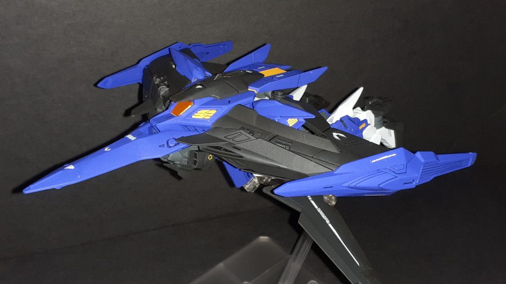 アサルトモードから足を延ばすことで高速機動形態のMAモードに。若干リ・ガズィっぽい。