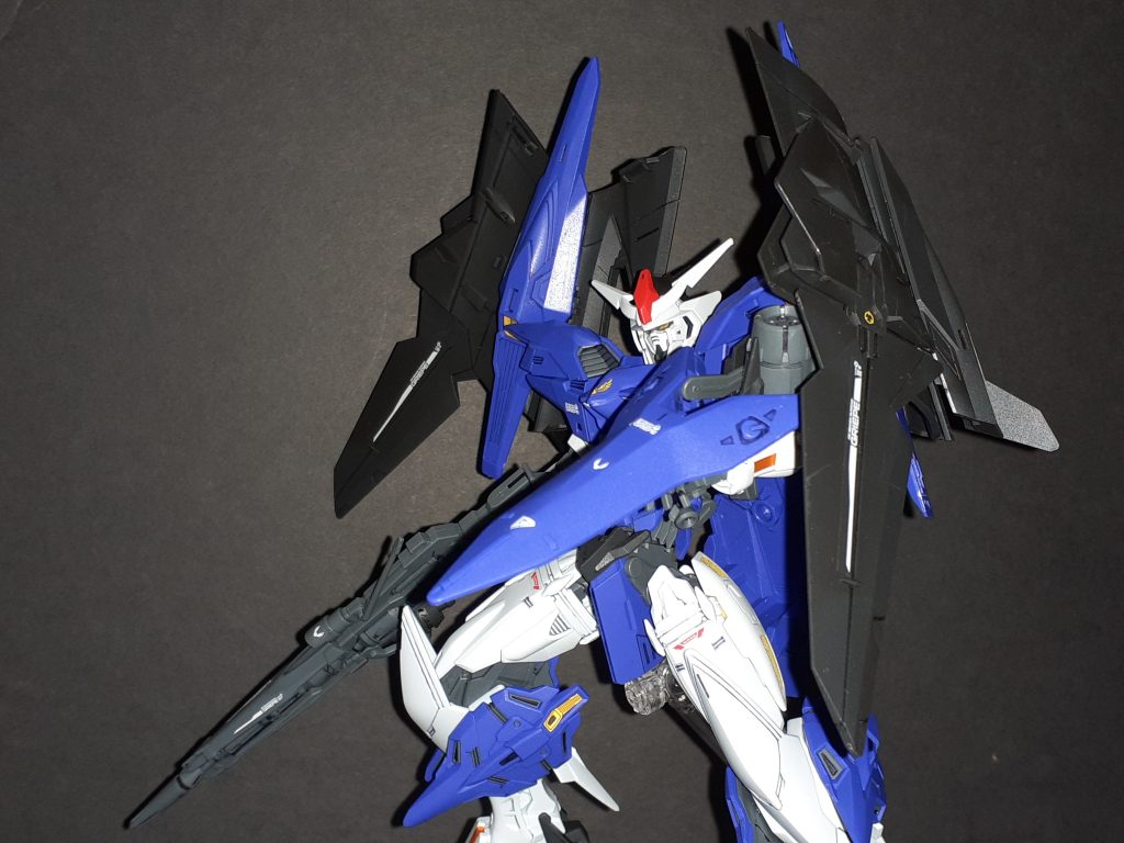 背部リフレクトシールドは折り曲げることで文字通りシールドとして使えますが、肩が尖ってるので干渉しやすい