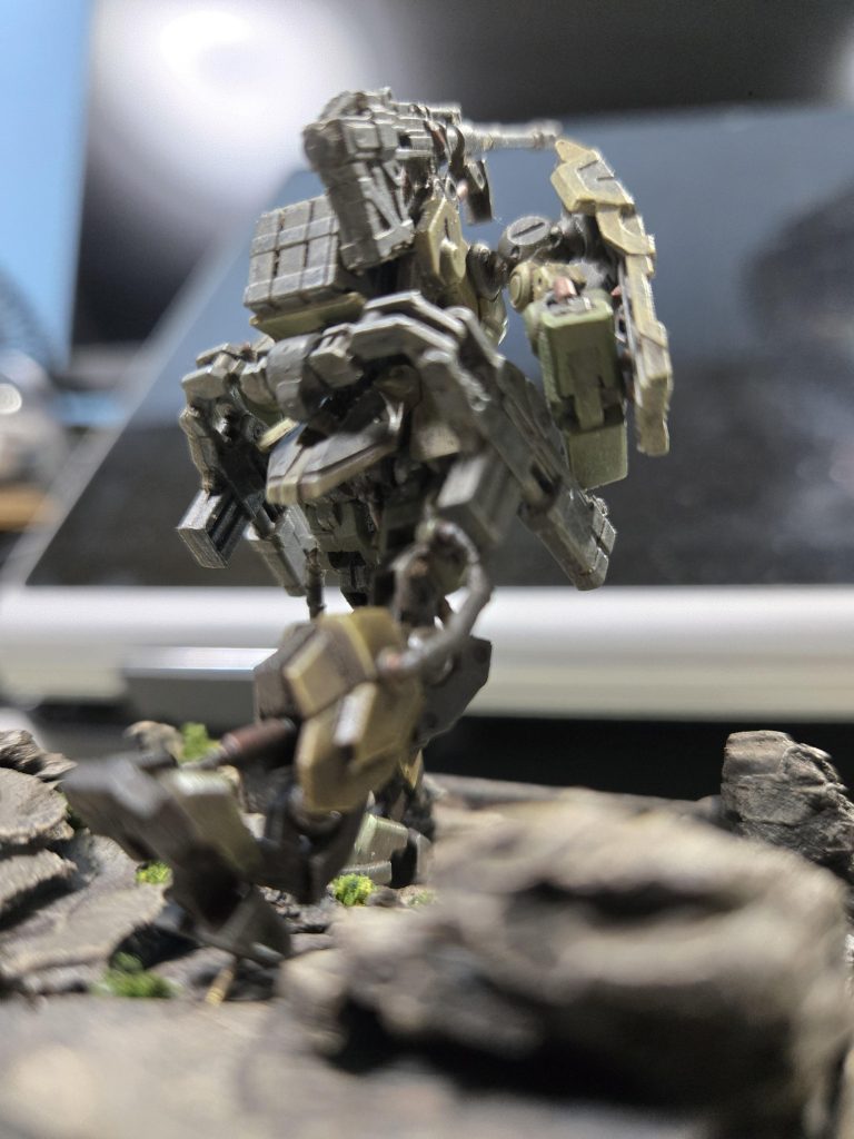 ウェザリングのおかげで色味が落ちついてくれました。何とか作品イメージに寄せられたので良かったです♪Mr.ウェザリングカラーとウェザリングマスターを使ったのですが、しっかり目に乾燥後、メラミンスポンジでザックリふき取りました。もっと色々なウェザリングも試してみたいですね♪