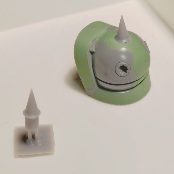 ザクの肩スパイクを自作の3Dプリンタ－製に変更。先端が鋭利にとがっていい感じになりました。取付は、もともとあったスパイクを切り取って、φ3の穴をあけて接着を行っています。（3枚目）