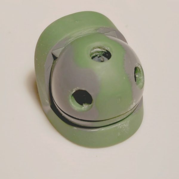 ザクの肩スパイクを自作の3Dプリンタ－製に変更。先端が鋭利にとがっていい感じになりました。取付は、もともとあったスパイクを切り取って、φ3の穴をあけて接着を行っています。（2枚目）