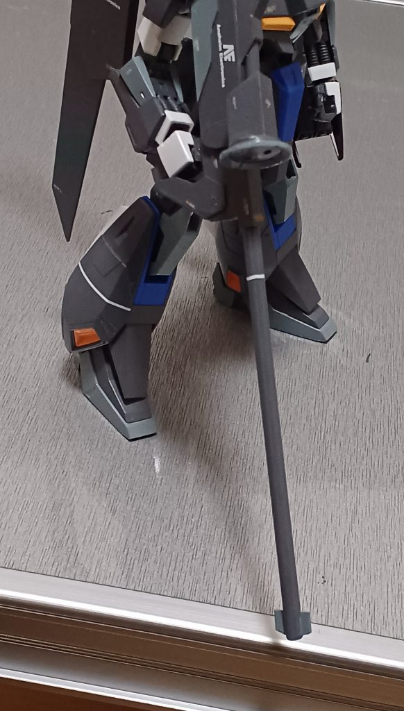 装備4　ビームスマートガン機体から直接エネルギーを供給することで、高い連射性能の有している。ディスク・レドームを備え、超長距離からの精密射撃を可能にしている。