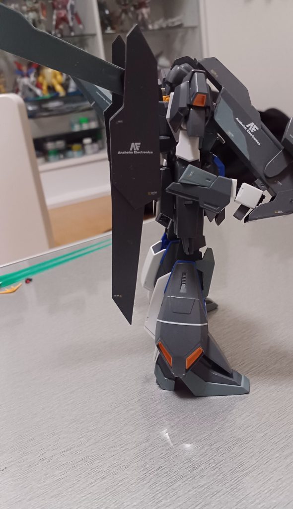 装備2　ウイングバインダー機体の姿勢制御として機能、その他に変形時に機体の翼としても機能する