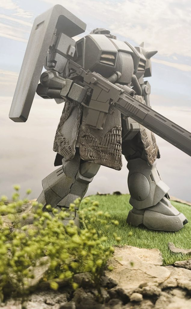 ライフルはORIGINシャア専用ザクより拝借しました。ジャーマングレーをベースにライトグレーを重ねています。胸部のダクト部分はタンで塗装しています。ガンダムカラーのイエロー/ブラウンで墨入れ、グランドブラウンでやや強めのウェザリングを施してあります。右のシールドはMGのジャンクパーツから援用し大型化しました。