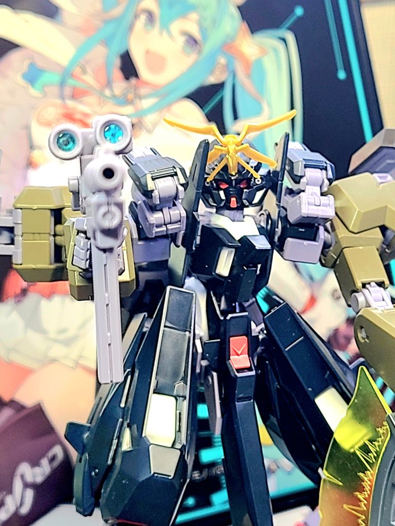 リーヴェンは脚の軸の太さが違うので加工要るけど腕は難なく装備可能。こっちは指揮官機らしくなってどことなく渋い顔に見える。