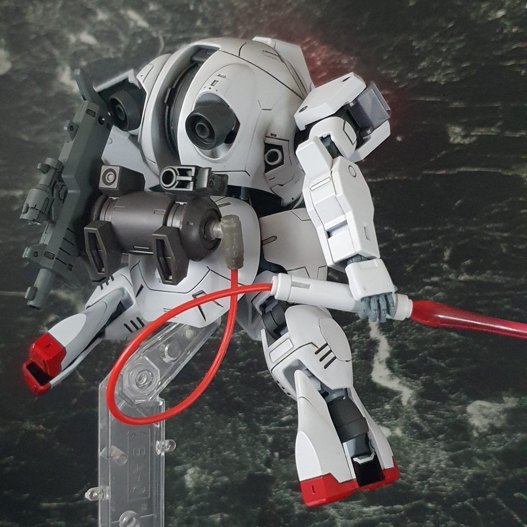 背部サブリアクターからの給電でビームサーベルが使用可能に！