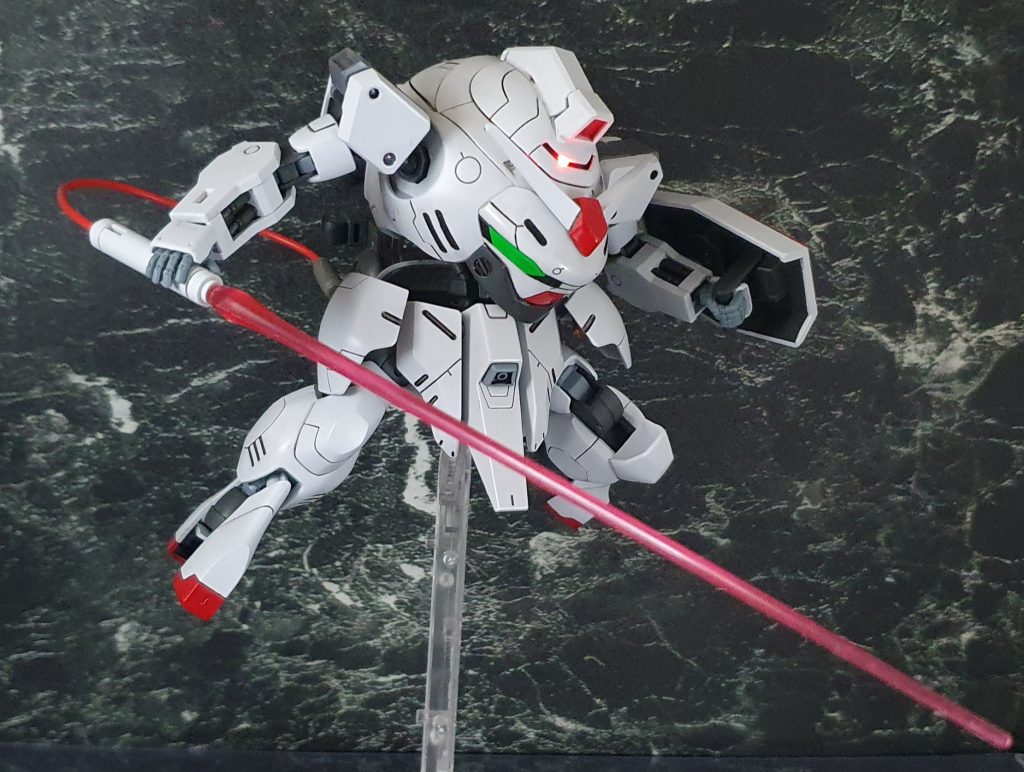 【主な改造点】&nbsp;〜胸部〜元キットのスリットに沿ってガンダムっぽくなるように色分けをして塗装！左右の塗装の違いが若干見られたので、修正しております！&nbsp;〜頭部〜SDガンダムの頭部のちょんまげを移植！&nbsp;〜腕部〜グレイズ改の物が付くようにグレイズの肩部を流用！関節位置を調節！&nbsp;〜脚部〜 HGマンロディの足首がHGモンキーロディの物に装着出来るように加工！〜腰部〜ビームサーベルが使えるように、デミトレーナー(チュチュ専用機)のリアクターが付くように改造！！(後述)&nbsp;〜武器〜シールドはデミトレーナーの改造品背部にサブリアクターを追加。エネルギーケーブルを介してこの時代ではオーパーツであるビームサーベルを発振させることが出来る！(ケーブルの色をグレーから赤に変更)