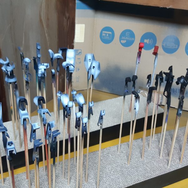 今、塗装してるんだけど…改造終わった後の仮組み写真撮り忘れたw記録で撮っておきたかったんたけどなぁ。。。改造途中と下地の黒立ち上げの写真w（3枚目）