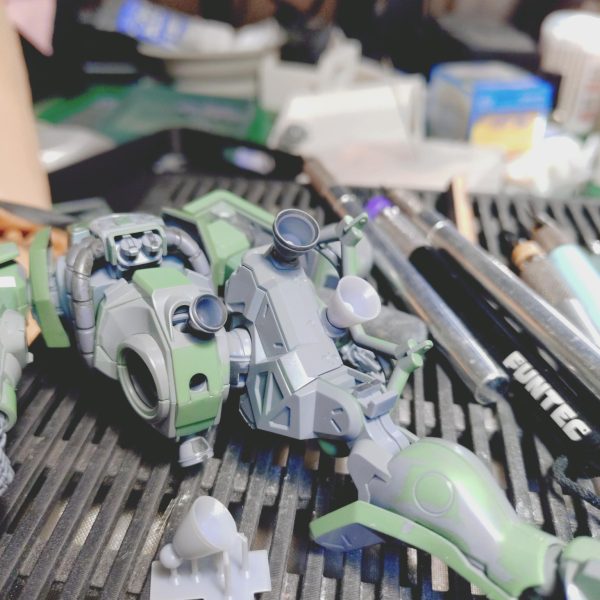 全体的にスジボリの掘り直しを行い、面の処理とパーティングラインを処理しました。合わせ目の処理も行い、バーニアや肩のスパイクを３Ｄプリンター製にリプレイスしました。バズーカも合わせ目がを消すのも難しいし、一部のモールドも甘いのを修正するのが大変なので３Ｄプリンター製に変更する予定です。（2枚目）