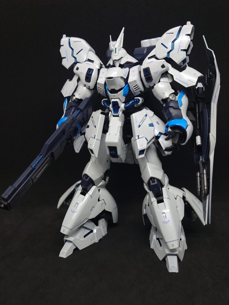 以前に全塗装したRG Hi-νガンダムと同様、ホワイトの上にパールを塗装してます。トップコートもクリアーを使い、テカテカ気味に仕上げました✨腹部、腕部の一部分のみ、スカイブルーで塗り分けてます。