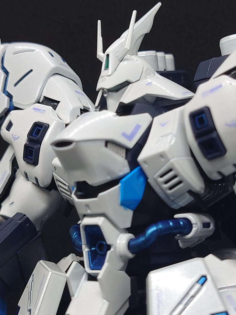 本体ドアップ📸肩部ダクトカバーをティターンズブルー1と2を混ぜた濃紺で塗装。内部の方はメタリックブルーで塗装。かる〜く艶消しクリアーを塗装して仕上げてます。腹部の拡散メガ粒子砲はカバー類をホワイト+パール砲身とパイプをメタリックブルーで塗装してます。お顔のモノアイと角のバイザーはメタリックグリーンで仕上げてます。