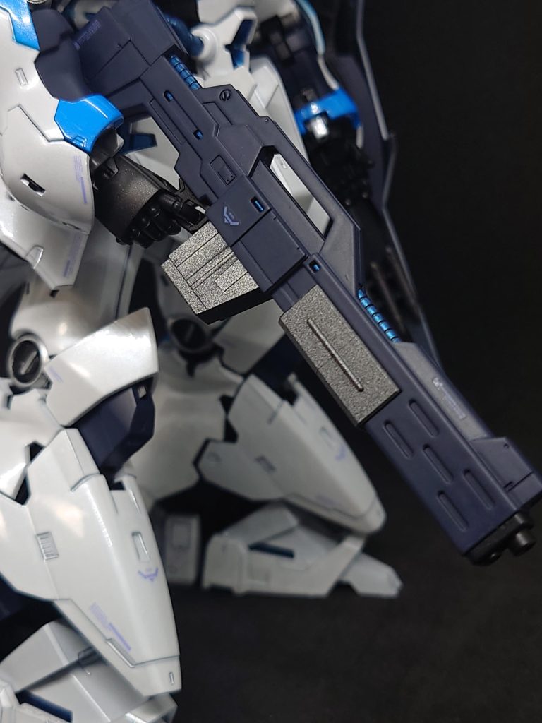 右側ビーム・ショット・ライフルこちらもティターンズブルー1と2を混ぜた濃紺と内部のケーブルはメタリックブルー、スライド部分とカートリッジ部分はかる〜くシルバーを吹き掛けて仕上げました。トップコートはUVカットスムースクリアーです。