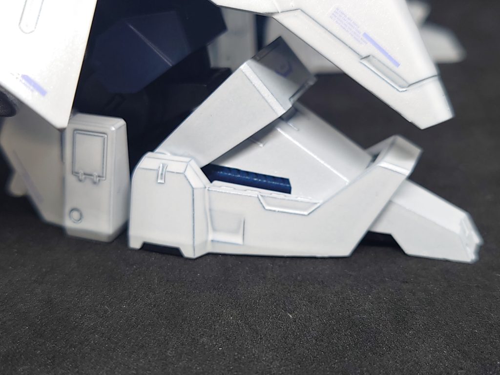 脚部内部をメタリックブルー+UVカットスムースクリアーで塗装してます。こうやって本来は黒だけだったか所にワンポイントカラーを追加して情報を増やすのは楽しいですね〜✨