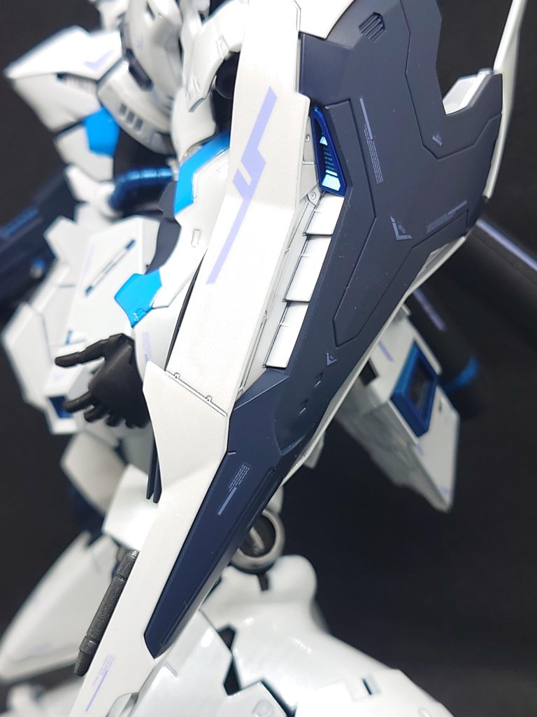 シールド本体をホワイト+ホワイトパール+クリアーダクト部分はメタリックブルー+UVカットスムースクリアー外側の部分は濃紺+UVカットスムースクリアーで仕上げてます。ミサイルもかる〜くですがシルバーを塗装してます。