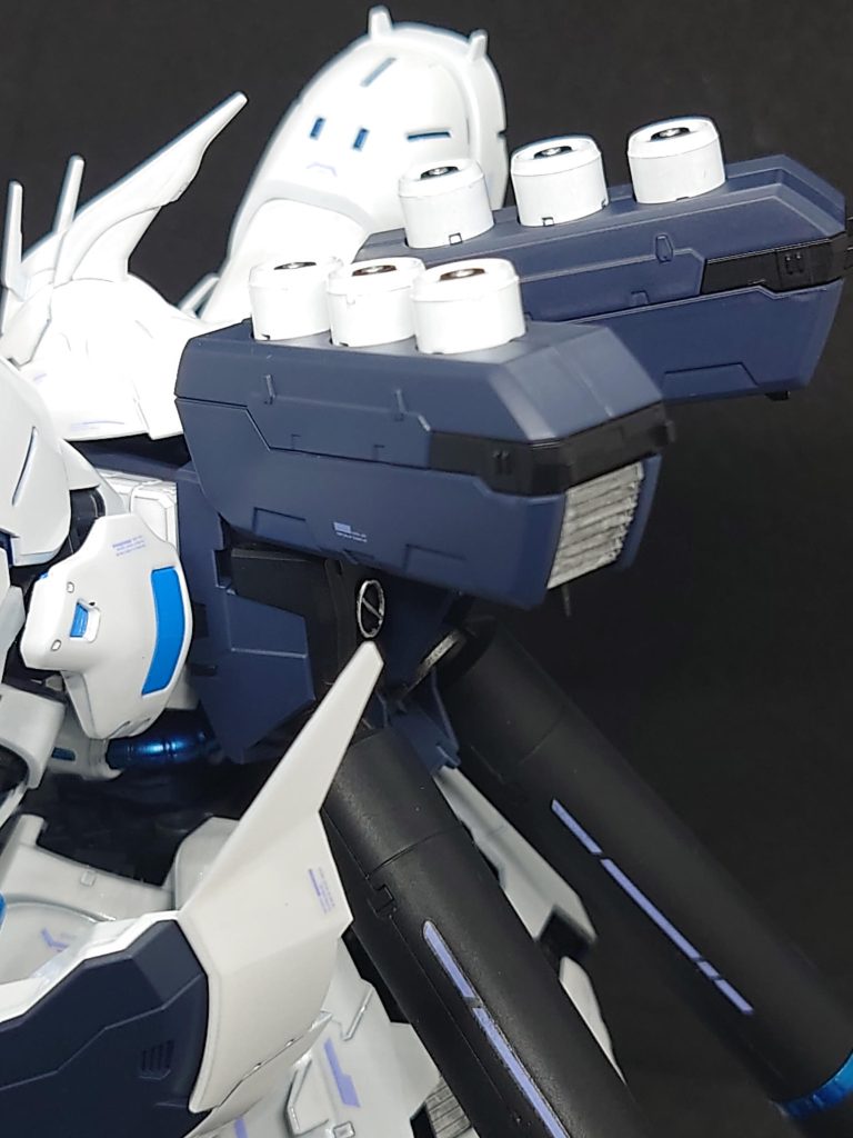 ファンネルコンテナ背部スラスターユニットファンネルは側と羽部分をホワイト+ホワイトパール+クリアー砲身はシルバー+UVカットスムースクリアーコンテナは濃紺+UVカットスムースクリアー引出し部分のみEVOブラック+UVカットスムースクリアー