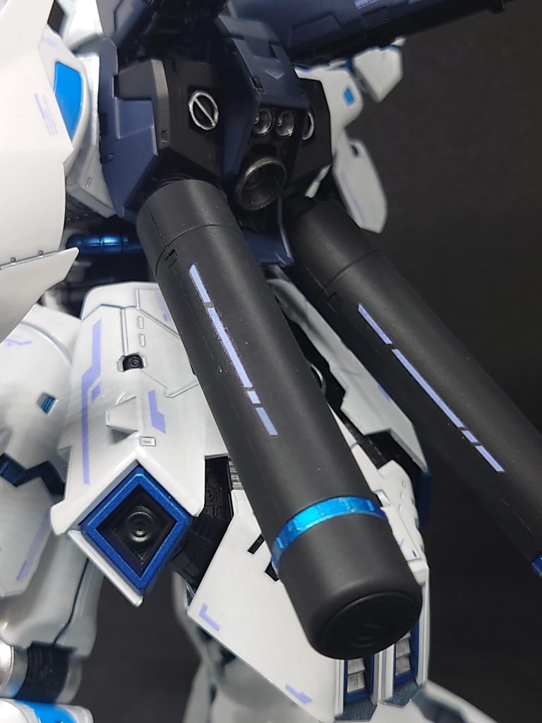 プロペラントタンクの一部に水性ホビーカラーのシルバー+クリアーブルー+UVカットスムースクリアーでマットキャンディ塗装をしてます。スラスターのカバーは濃紺+UVカットスムースクリアー開閉する箇所はEVOブラック+UVカットスムースクリアースラスター本体はシルバー+UVカットスムースクリアー小さい方は筆塗りしてます。