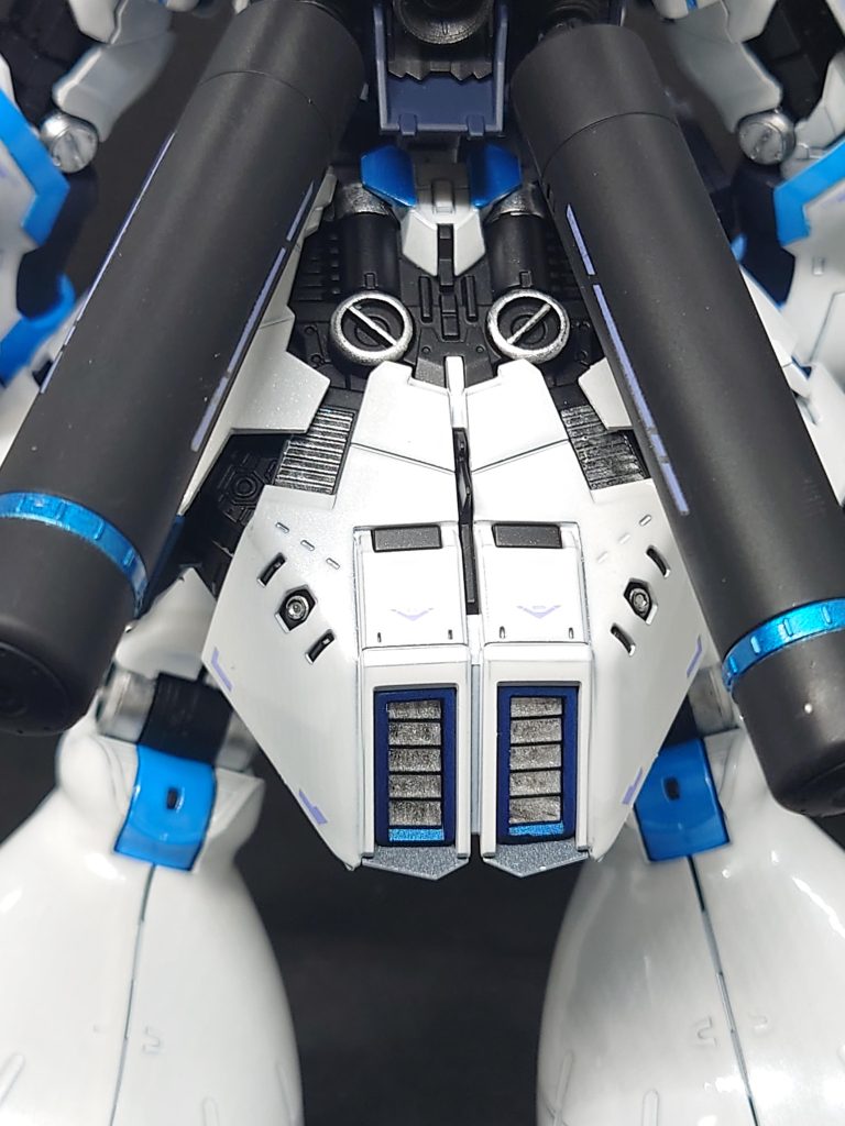 腰部の後ろ側筆塗りしましたが…。。。もちっと綺麗に塗れば良かった(gundam-kao9)