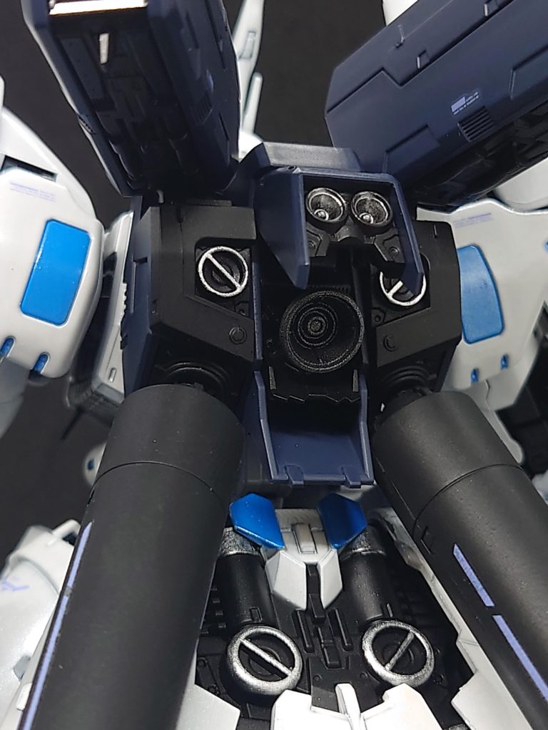 背部はこんな感じ。両肩部後ろ側は内部をスカイブルー+ホワイトパール+クリアーで表とは違う配色にしてます。