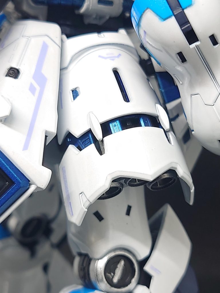 腰部スラスター内部をメタリックブルーで塗装してます。スラスター本体はこちらもかる〜くシルバー+UVカットスムースクリアーで塗装