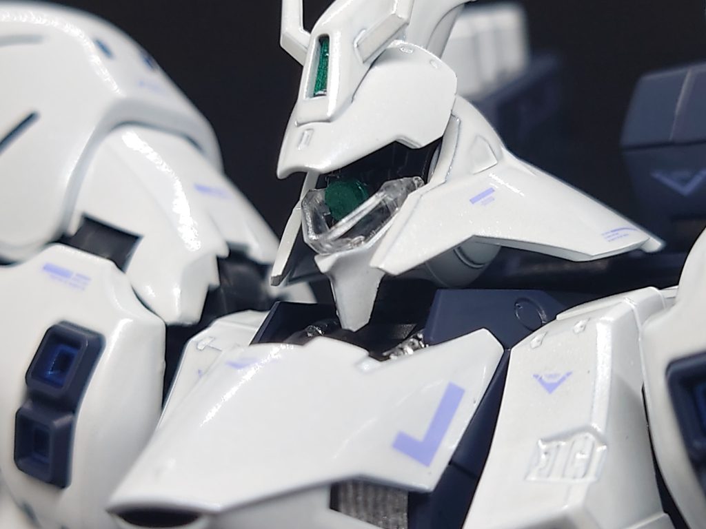 お顔の開閉。モノアイとバイザーはメタリックグリーン+クリアーで塗装してます。後はホワイト+ホワイトパール+クリアー
