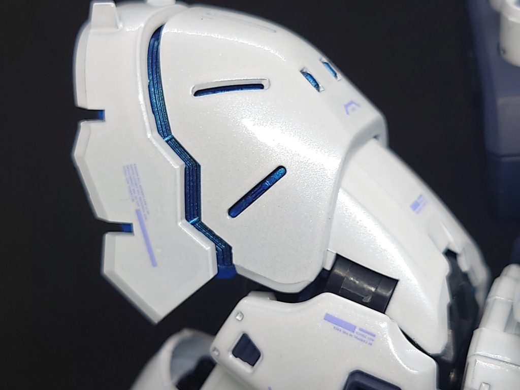 肩部はこんな感じ。こっちも内側のフレーム外側をメタリックブルー+UVカットスムースクリアーで塗装ワンポイントブルーが映える映える✨✨✨