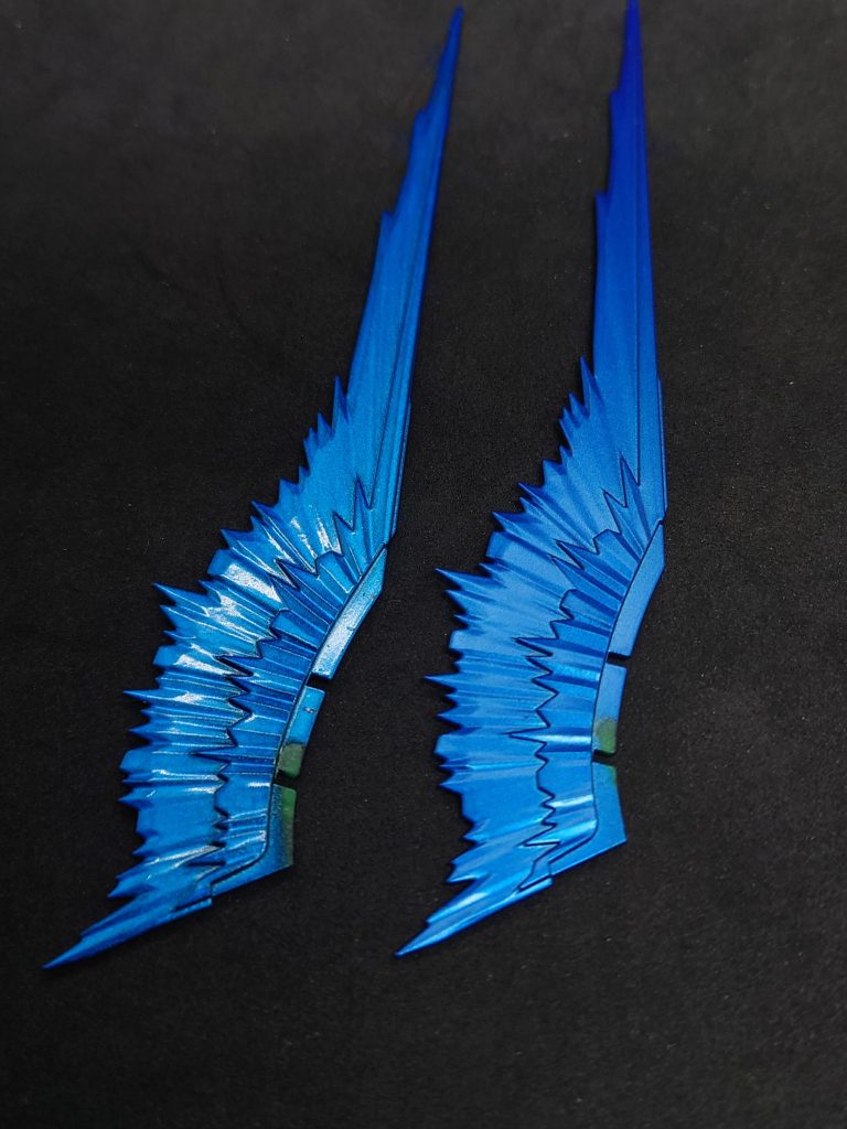 ビーム・トマホークのサーベル部分。右側がメタリックブルー+UVカットスムースクリアー左側がキャンディ塗装+UVカットスムースクリアーこれは好みが分かれそうな…(gundam-kao8)