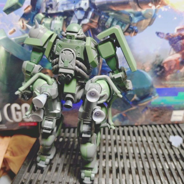 全体的にスジボリの掘り直しを行い、面の処理とパーティングラインを処理しました。合わせ目の処理も行い、バーニアや肩のスパイクを３Ｄプリンター製にリプレイスしました。バズーカも合わせ目がを消すのも難しいし、一部のモールドも甘いのを修正するのが大変なので３Ｄプリンター製に変更する予定です。（3枚目）