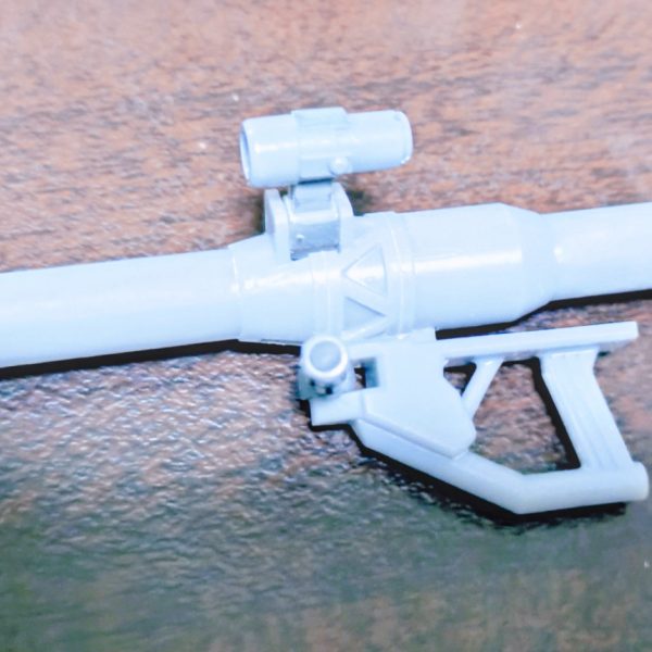 GQ版のザクバズーカは、ディテールがいろいろ入っているのですが成型の都合上エッジが出ていなかったり、狙ったであろう形になっていないものが多いので、3Dプリンターで作製しなおしてその辺のディテールを再現しなおしています。たとえば、本当は垂直にしたかったであろうエッジや薄肉にしたかったであろう部分などの再現は、さすが3Dプリンターといった感じです。また、合わせ目もディテールの間に入っていたりと消すこと自体が厄介な仕様なので、そこも併せて解消しています。&nbsp;（4枚目）