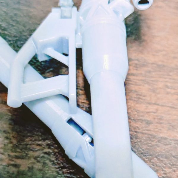 GQ版のザクバズーカは、ディテールがいろいろ入っているのですが成型の都合上エッジが出ていなかったり、狙ったであろう形になっていないものが多いので、3Dプリンターで作製しなおしてその辺のディテールを再現しなおしています。たとえば、本当は垂直にしたかったであろうエッジや薄肉にしたかったであろう部分などの再現は、さすが3Dプリンターといった感じです。また、合わせ目もディテールの間に入っていたりと消すこと自体が厄介な仕様なので、そこも併せて解消しています。&nbsp;（2枚目）