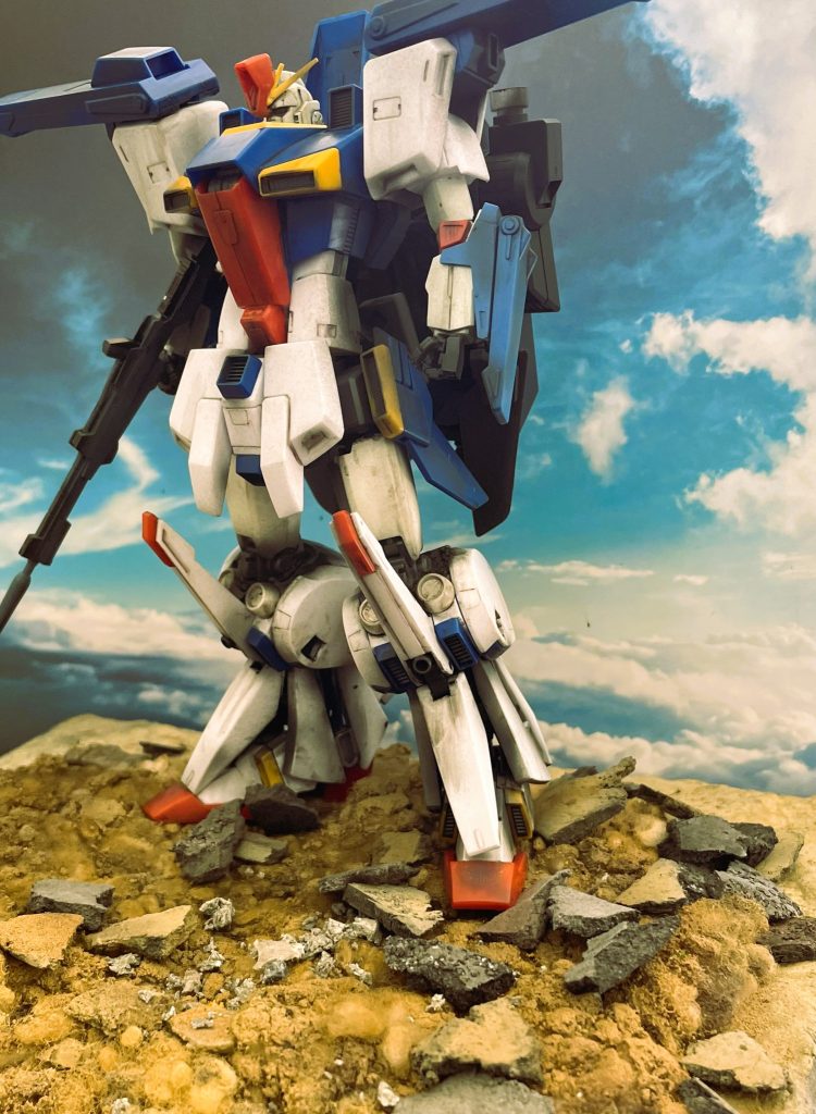 劇中の「巨大」さ（設定によれば全高30mとのこと。。）を実感したくMGを採用しました。完成品をメルカリで購入し大腿部と腹部を中心に修正しています。キットの大腿部は幅がありすぎるのでよりスリムにみえるよう調整、同時に設定画を参考に腹部を上下に広げるイメージで修正してみました。