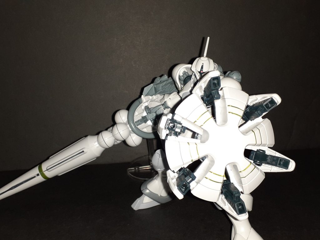 ギャンと言えば、なハイドポンプ。その都合もあるのか厚く重めなので腕と手持ちの二か所で支える必要があります。