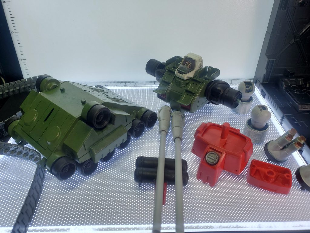 製作途中です。軽く色を塗ってあります。どんな感じになるか確かめてみたかったので、適当に色を置いてあります。