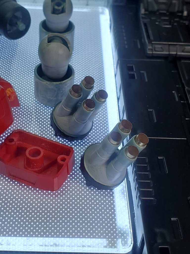 腕パーツのアップです。これくらい寄ると金属だとわかりますね。