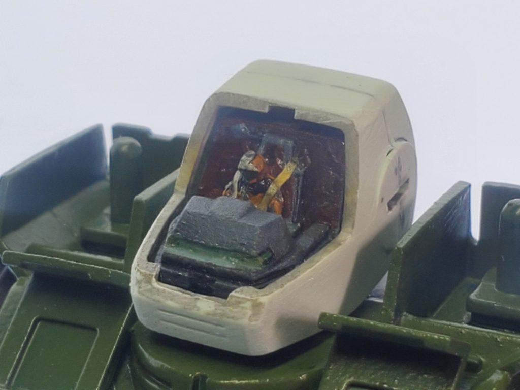 コックピット内部です。パイロットも彩色済です。シートベルトも作ってあります。パイロットは元の造形を切り取って、別のパイロットを搭乗させました。色はハヤト色にしてありますが、特定の人物イメージではありません。