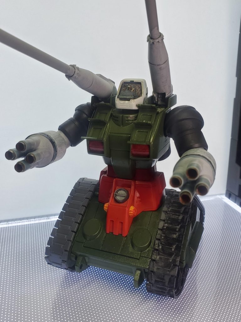 最終塗装前に組んでみたところです。塗りも一部のみで彩色してあるところも透けていますが、これから塗り重ねていきますよ。彩色は基本色の緑以外はアクリリックの水彩アクリル塗料で、模型専用のものではありません。