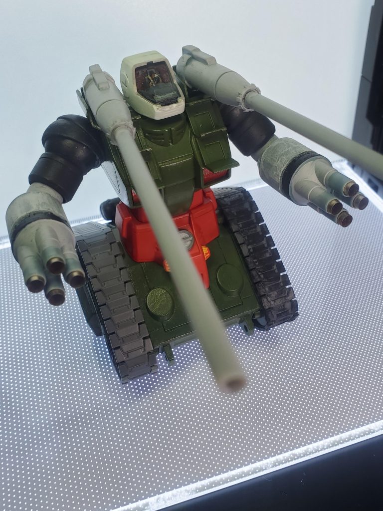 最後に逆アングルからも1枚。ガンタンクを彩色込みで完成させたことが初めてですので、なかなかに感動しました。もう一機くらい作ってみたいと思いますので、いずれまたアップしようと思ってます。本日はお付き合いありがとうございました。よければまた見に来てください。