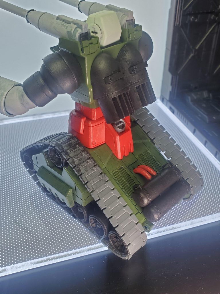 これは後ろからのアングル。パーツの置きどころも決まって、彩色を進めて行こうと思っているところです。