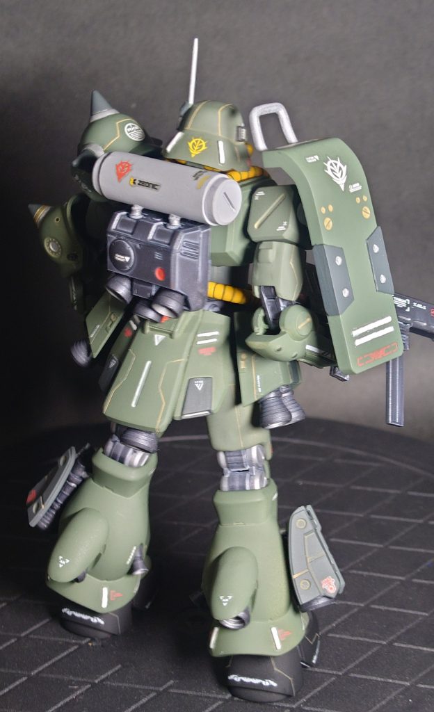 塗り分けを少し増やして頭部アンテナとシールドの増加装甲を加え、デカールを貼ってつや消しトップコート仕上げです。グリーンは2色使っているのですが、トップコート後では目立たないですね(zaku-kao4)