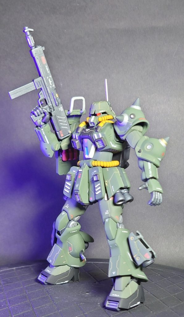 ちょっと咽そうなポージング上腕、腰、太腿、足首で各2ミリづつ延長してます。FZらしからぬスタイルになったのは、ギラ・ズールの後継機の試作という製作段階での初期設定のため、だったりします(zaku-kao4)