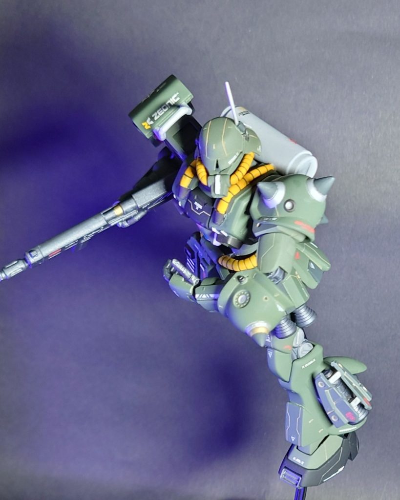 肘はコトブキヤさんのパーツで二重関節化してます。左腕で三沢張りのエルボーを繰り出します!(zaku-kao2)