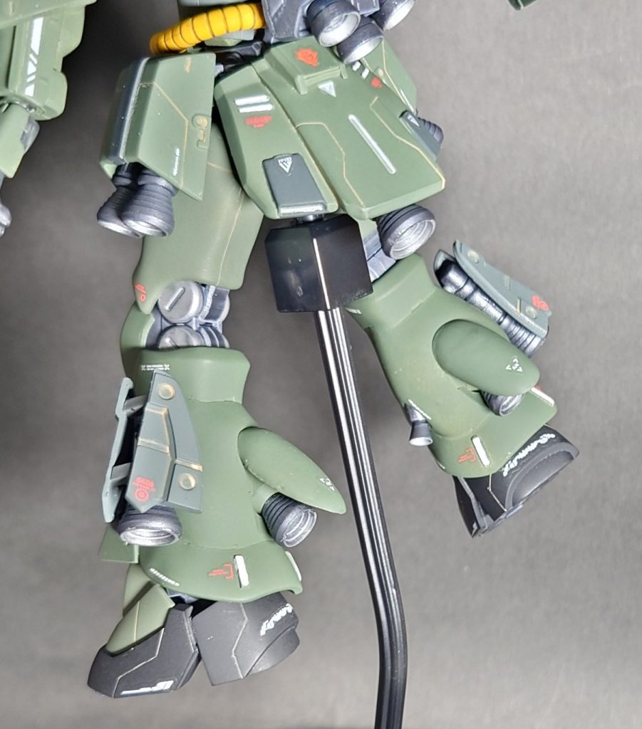 もはや整備長と言えば、な機動性アップ(gundam-kao2)バーニアは素組みのままのシャアゲルググから拝借しました。ふくらはぎ後ろのバーニアカバーはバーニアに合わせて大型化してます。そこに使ったのが、