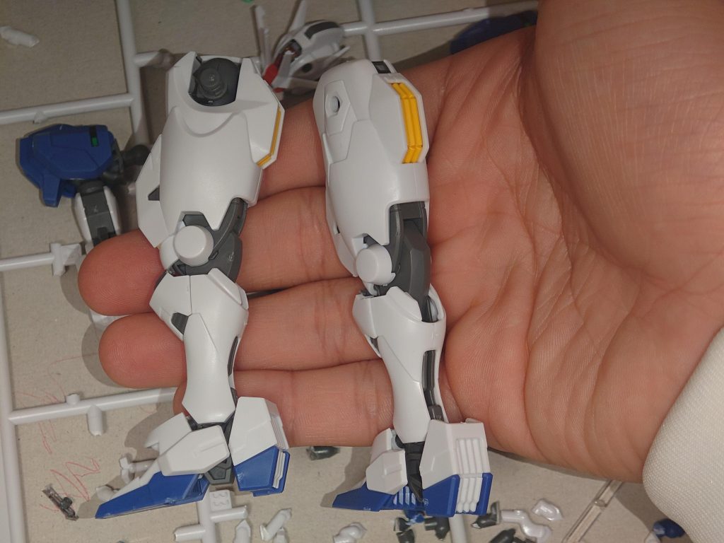 右足の足首周りの輪？の部分のジョイントがスミ入れ中にポッキリ折れて心折れそうになった。たまたまアロンアルファあったから応急処置ができて、僕の心も応急処置してもらった。