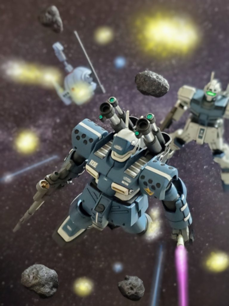 こうして第2連合艦隊は多くの犠牲を出したが、ソロモン攻略作戦は連邦軍勝利で完了を迎えた…。戦闘が終わり宙に浮かぶ中破したビアンカ少尉の量産型ガンキャノン。残存部隊がソロモンに集結を始める中、タイタン直轄護衛部隊の生存者はハノーバー中尉他数名であった…。息苦しいヘルメットを外しシートに深くもたれかかるビアンカ少尉…。彼女は再び多くの魂の記憶と証をその身体に刻み込んでいた…。そして戦力と指揮官を失った第2連合艦隊は組織解体され、ビアンカ・カーライル少尉らはルザル艦隊に再編される。仲間の魂の冥福を祈りながら、生き残った兵士たちは次の戦場に身を投じていくのであった…💫以上、私の妄想イメージによる量産型ガンキャノン直轄護衛部隊仕様とビアンカ・カーライル少尉の物語でした～🤩✨