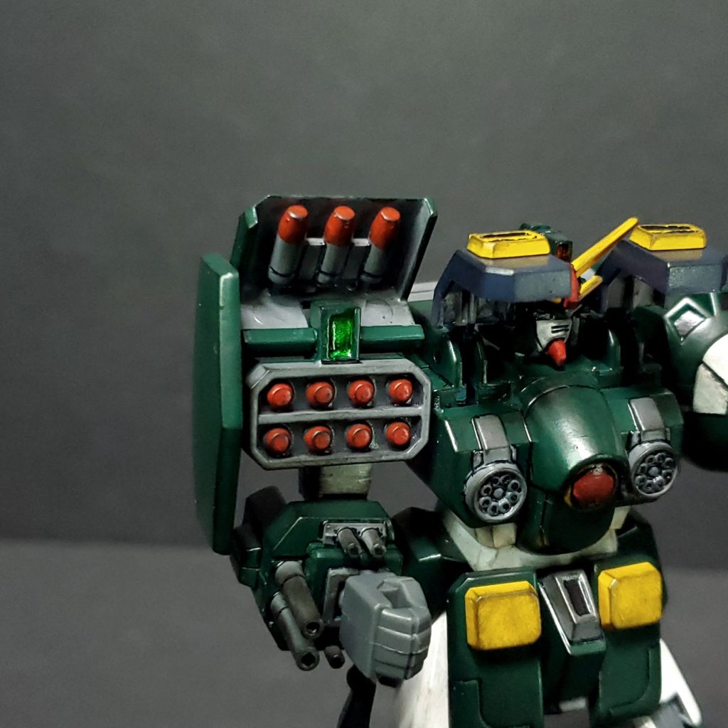 ミサイル、ブレストガトリングは装甲を展開することで姿を現します。腕にはグレネードランチャー。