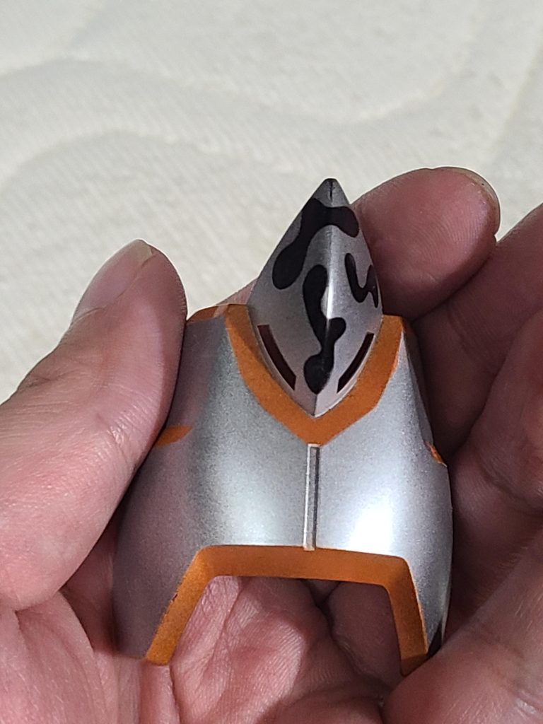 黒⇒ブライトシルバー⇒蛍光オレンジこの後にエナメルブルーで全体を塗ってからオレンジの上のエナメルを拭き取り。